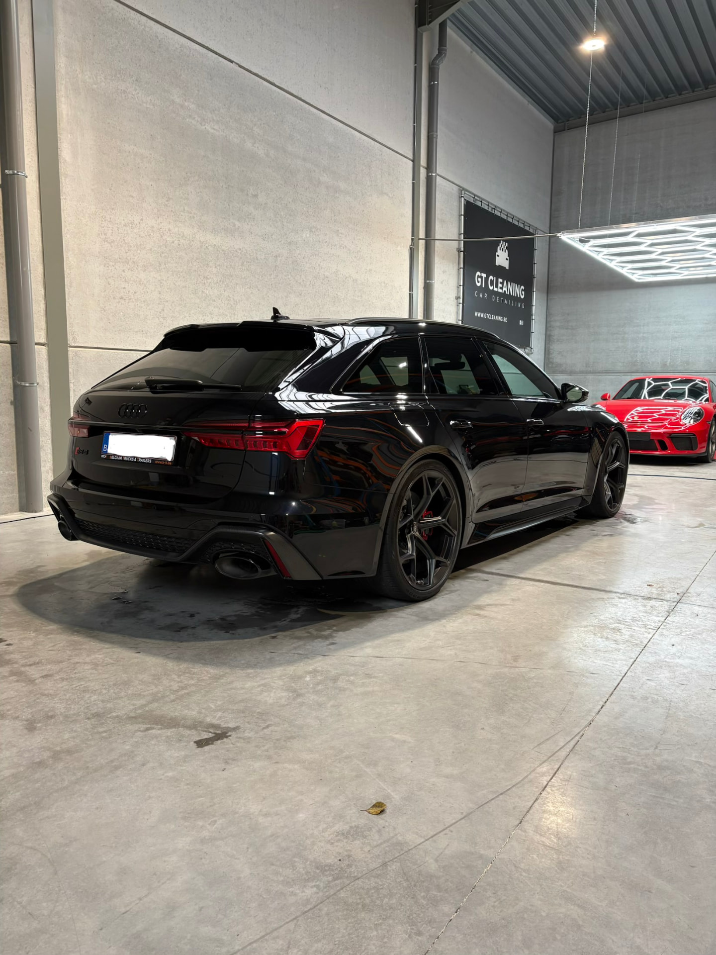 Zwarte Audi RS6 na exterieur detailing